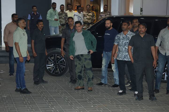 Salman looks quite cool in photos. Fans are commenting on their photos. One wrote- Alexander of Bollywood. The other wrote- everyone's life is our brother.