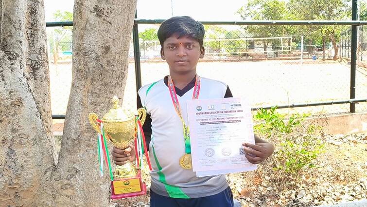 Thanjavur student won the gold medal national level in the sword throwing competition tnn அசத்தல் வெற்றி... அள்ளினார் தங்கப்பதக்கம்: தஞ்சை மாணவரின் சாதனை