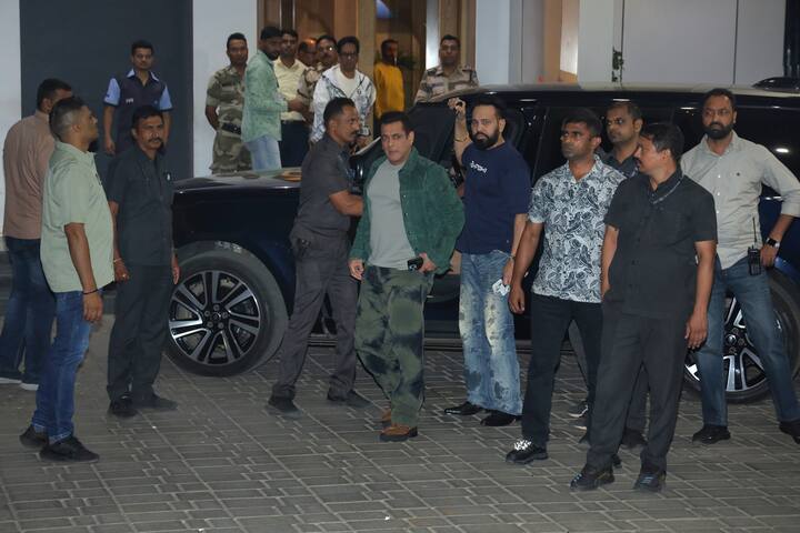 Salman Khan was spotted at the airport with his security. During this, around 7-8 people were seen with Salman.