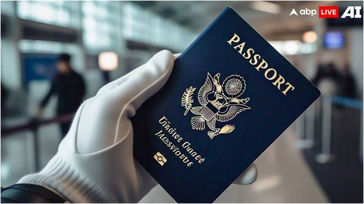 अन्य देशों की तरह भारत में भी पासपोर्ट अलग-अलग तरह के होते हैं. सामान्यत: पासपोर्ट तीन तरह के होते हैं और तीनों पासपोर्ट का अपना अलग-अलग मतलब होता है. आज हम आपको इन तीनों पासपोर्ट के बारे में बताएंगे. e 1