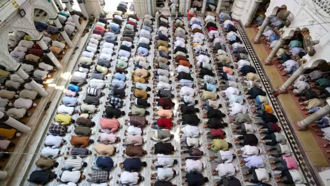 एमपी में वक्फ बिल के विरोध प्रदर्शन के दौरान हंगामा, रायसेन में मस्जिद में चाकूबाजी, जुमे की नमाज में हुई देरी Raisen Mosque Clash During Protest Against Waqf Amendment Bill 2024 many people injured in stabbing in mp एमपी में वक्फ बिल के विरोध प्रदर्शन के दौरान हंगामा, रायसेन में मस्जिद में चाकूबाजी, जुमे की नमाज में हुई देरी