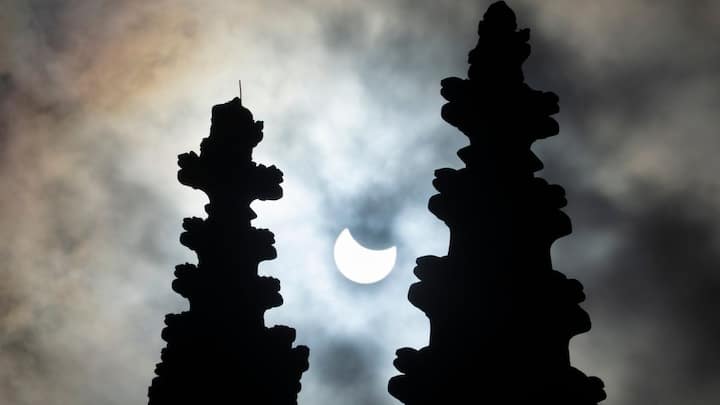 Solar Eclipse 2025 Images: சூரிய கிரகணத்தை அமெரிக்கா,இங்கிலாந்து , பின்லாந்து உள்ளிட்ட நாடுகளைச் சேர்ந்த மக்கள் ஆச்சரியத்துடன் கண்டுகளித்தனர். இந்த புகைப்படங்களை உங்களுக்காக தொகுத்து வழங்குகிறோம்.