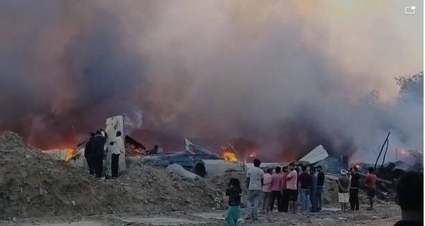Gurugram Fire: गुरुग्राम के बसई चौक पर 100 झुग्गियों में लगी भीषण आग, किसी के हताहत की सूचना नहीं 