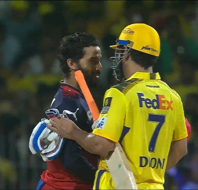 बंगळुरु आणि चेन्नईच्या या सामन्यात, जेव्हा चेन्नईला जलद धावा काढायच्या होत्या, तेव्हा रविचंद्रन अश्विनला फलंदाजीसाठी पाठवण्यात आले.  त्यामुळे आता विविध चर्चा रंगल्या आहेत. (Image Credit- IPL)