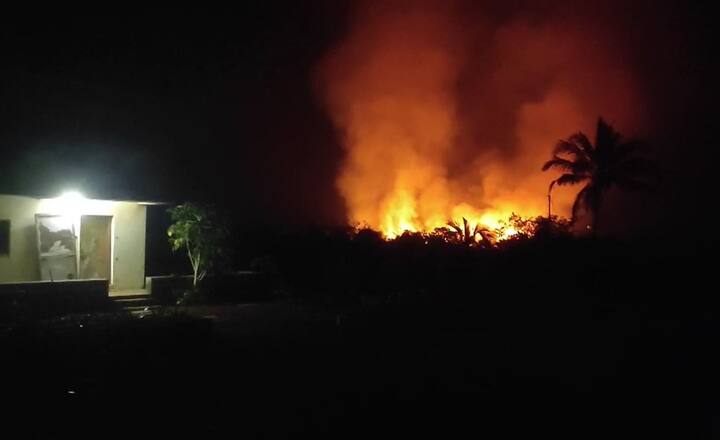 आज रत्नागिरी जिल्ह्यातील दापोलीमधील आंजर्ले लोनवाडी रस्त्याच्या बाजूला असलेल्या डोंगराला भीषण वणवा लागल्याची घटना घडली