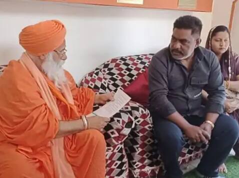 ਕਾਫੀ ਮੁਸ਼ਕੱਤ ਤੋਂ ਬਾਅਦ ਸਾਊਦੀ ਅਰਬ ਦੀ ਜੇਲ੍ਹ ਤੋਂ ਪਰਤਿਆ ਵਿਅਕਤੀ, ਛੁੱਟੀ ਮੰਗਣ 'ਤੇ ਚੋਰ ਦੱਸ ਕੇ ਪੁਲਿਸ ਨੂੰ ਸੌਂਪਿਆ, ਦੱਸੀ ਹੱਡਬੀਤੀ ਕਾਫੀ ਮੁਸ਼ਕੱਤ ਤੋਂ ਬਾਅਦ ਸਾਊਦੀ ਅਰਬ ਦੀ ਜੇਲ੍ਹ ਤੋਂ ਪਰਤਿਆ ਵਿਅਕਤੀ, ਛੁੱਟੀ ਮੰਗਣ 'ਤੇ ਚੋਰ ਦੱਸ ਕੇ ਪੁਲਿਸ ਨੂੰ ਸੌਂਪਿਆ, ਦੱਸੀ ਹੱਡਬੀਤੀ