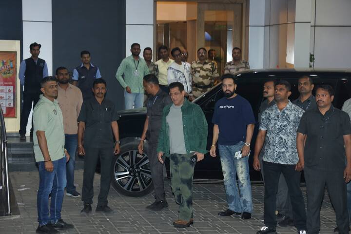 When Salman's car came, at least 4-5 vehicles were continuously coming behind him. In which he had security.