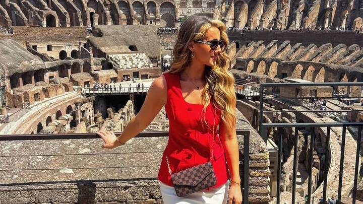 খানিক খোঁজাখুজির পর সেই মহিলার নাম জানা যায়। তাঁর নাম সোফি সাইন। তিনি আইরিশ।