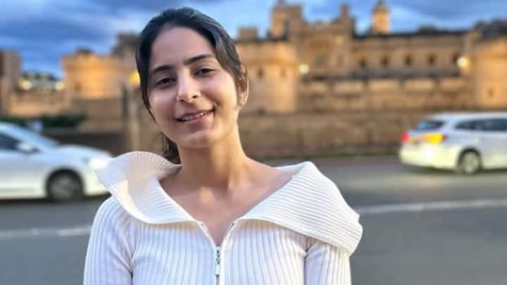 स्वाति सचदेवा दिल्ली की रहने वाली हैं, उनका जन्म 1992 में पंजाब में हुआ था. स्वाति सचदेवा के लिंक्डइन प्रोफाइल के मुताबिक, उन्होंने एमिटी यूनिवर्सिटी से एडवरटाइजिंग और मार्केटिंग की पढ़ाई की है. स्वाती ने पढ़ाई के बाद मार्केटिंग में नौकरी भी की है.