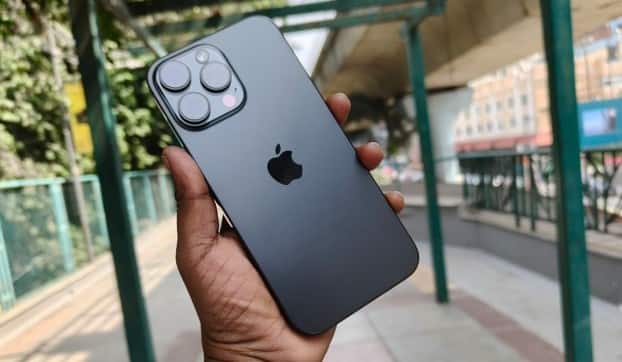 iPhone 16 Pro Max Specifications ਆਈਫੋਨ 16 ਪ੍ਰੋ ਮੈਕਸ ਵਿੱਚ 6.9-ਇੰਚ ਦੀ LTPO ਸੁਪਰ ਰੈਟੀਨਾ XDR OLED ਡਿਸਪਲੇਅ ਹੈ, ਜਿਸਦਾ ਰੈਜ਼ੋਲਿਊਸ਼ਨ 1320x2868 ਪਿਕਸਲ ਅਤੇ 120Hz ਰਿਫਰੈਸ਼ ਰੇਟ ਹੈ। ਇਹ ਆਈਫੋਨ ਐਪਲ ਏ18 ਪ੍ਰੋ ਚਿੱਪਸੈੱਟ ਦੇ ਨਾਲ ਆਉਂਦਾ ਹੈ। ਇਹ ਆਈਫੋਨ iOS 18 ਓਪਰੇਟਿੰਗ ਸਿਸਟਮ 'ਤੇ ਕੰਮ ਕਰਦਾ ਹੈ। ਡਾਇਮੈਂਨਸ਼ਨ ਦੀ ਗੱਲ ਕਰੀਏ ਤਾਂ, ਇਸ ਆਈਫੋਨ ਦੀ ਲੰਬਾਈ 163.00 ਮਿਲੀਮੀਟਰ, ਚੌੜਾਈ 77.60 ਮਿਲੀਮੀਟਰ, ਮੋਟਾਈ 8.25 ਮਿਲੀਮੀਟਰ ਅਤੇ ਭਾਰ 227.00 ਗ੍ਰਾਮ ਹੈ। ਇਹ ਫੋਨ ਕਰੈਸ਼ ਡਿਟੈਕਸ਼ਨ ਦੇ ਨਾਲ ਆਉਂਦਾ ਹੈ।