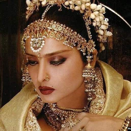 वहीं खबरें तो ये भी है कि रेखा का अफेयर सिर्फ सुनील दत्त ही नहीं बल्कि उनके बेटे संजय दत्त के साथ भी जुड़ा चुका है. दोनों ने एकसाथ फिल्म 'जमीन आसमान' में काम किया था.