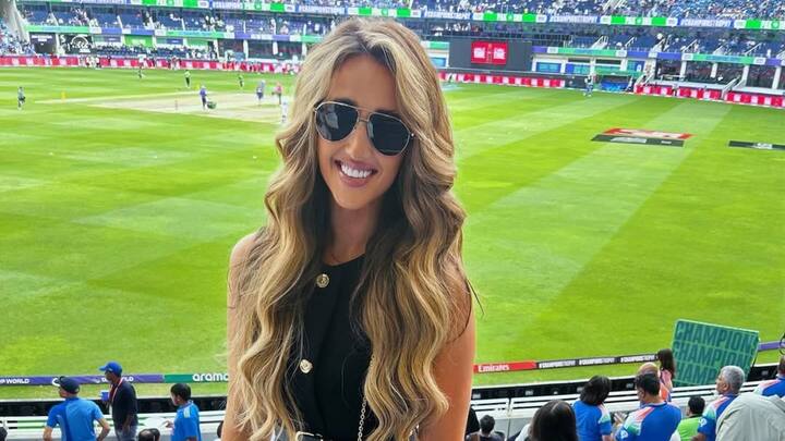 সোফির সোশ্যাল মিডিয়া প্রোফাইল ঘাটলেই দেখা যায় তিনি সত্যিই চ্যাম্পিয়ন্স ট্রফির ম্যাচ দেখতে উপস্থিত ছিলেন।