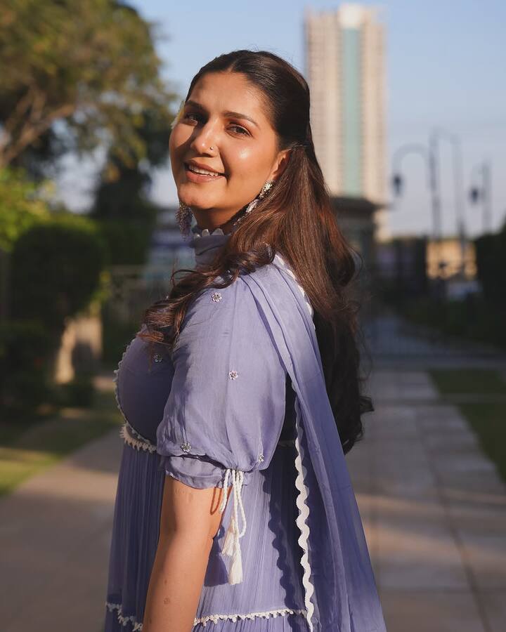 सपना अब सिर्फ हरियाणी इंडस्ट्री के अलावा बॉलीवुड में भी काम कर चुकी हैं. एक्ट्रेस एक स्टेज शो के लिए लाखों रुपए की फीस वसूलती हैं.