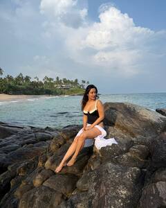 Neha Sharma Pics: શ્રીલંકાના બીચ કિનારે નેહા શર્માએ બતાવી દિલકશ અદા