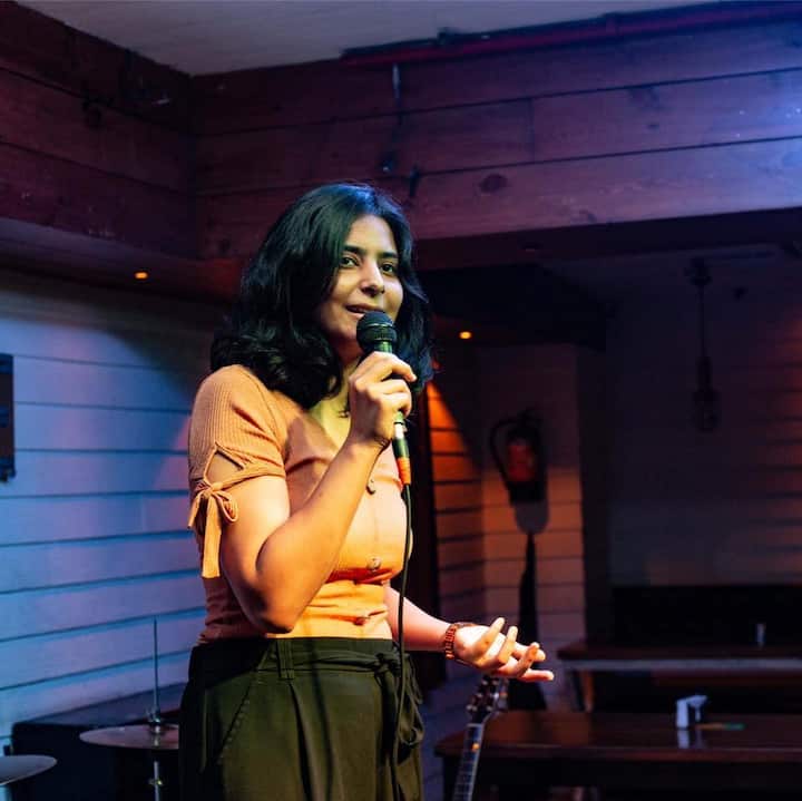 रणवीर अहलाबादिया, समय रैना और कुणाल कामरा का मामला अभी शांत भी नहीं हुआ था कि इस लिस्ट में एक और नाम जुड़ गया है. दरअसल हम बात कर रहे हैं स्टैण्डअप कॉमेडियन स्वाती सचदेवा की जिनपर कॉमेडी के नाम पर अश्लीलता फैलाने का आरोप लग रहा है.