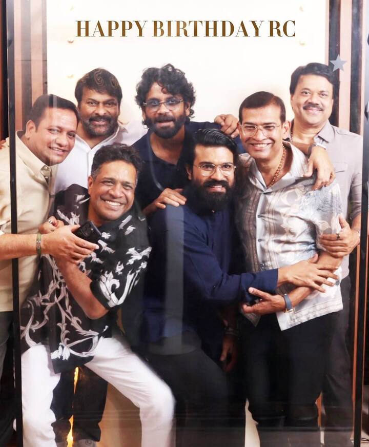 రామ్ చరణ్.. తన తండ్రి చిరంజీవితో పాటు అక్కినేని నాగార్జున చిరు ఫ్రెండ్స్‌తో బర్త్ డే సెలబ్రేషన్స్ చేసుకున్నారు.