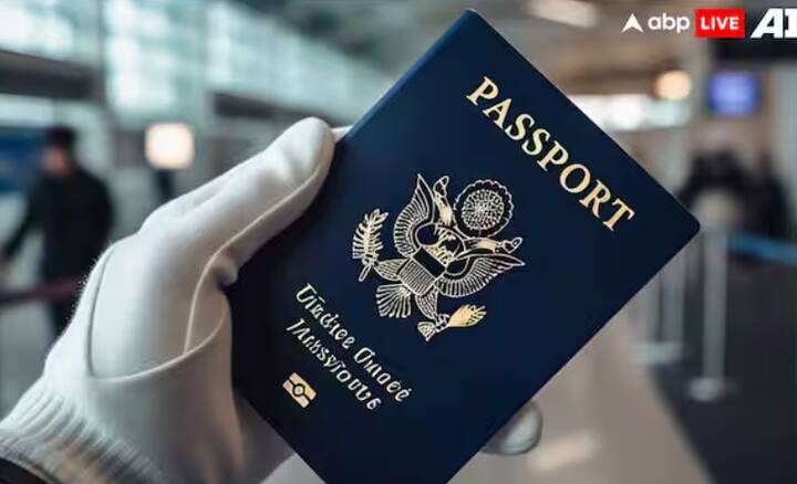 ਜਦੋਂ ਵੀ ਤੁਸੀਂ ਵਿਦੇਸ਼ ਯਾਤਰਾ ਕਰਦੇ ਹੋ, ਤਾਂ ਸਭ ਤੋਂ ਪਹਿਲਾਂ ਜਿਸ ਦਸਤਾਵੇਜ਼ ਦੀ ਲੋੜ ਹੁੰਦੀ ਹੈ ਉਹ ਪਾਸਪੋਰਟ ਹੁੰਦਾ ਹੈ। ਵਿਦੇਸ਼ ਜਾਣ ਵਾਲੇ ਯਾਤਰੀ ਕੋਲ ਇਹ ਹੋਣਾ ਬਹੁਤ ਜ਼ਰੂਰੀ ਹੈ। ਇਹ ਇੱਕ ਆਈਡੀ ਦੀ ਤਰ੍ਹਾਂ ਕੰਮ ਕਰਦਾ ਹੈ, ਪਰ ਕੀ ਤੁਹਾਨੂੰ ਪਤਾ ਹੈ ਕਿ ਪਾਸਪੋਰਟ ਕਿੰਨੇ ਤਰ੍ਹਾਂ ਦੇ ਹੁੰਦੇ ਹਨ। ਦੂਜੇ ਦੇਸ਼ਾਂ ਵਾਂਗ, ਭਾਰਤ ਵਿੱਚ ਵੀ ਵੱਖ-ਵੱਖ ਕਿਸਮਾਂ ਦੇ ਪਾਸਪੋਰਟ ਹਨ। ਆਮ ਤੌਰ 'ਤੇ ਪਾਸਪੋਰਟ ਤਿੰਨ ਤਰ੍ਹਾਂ ਦੇ ਹੁੰਦੇ ਹਨ ਅਤੇ ਤਿੰਨਾਂ ਪਾਸਪੋਰਟਾਂ ਦੇ ਆਪਣੇ ਵੱਖੋ-ਵੱਖਰੇ ਅਰਥ ਹੁੰਦੇ ਹਨ। ਅੱਜ ਅਸੀਂ ਤੁਹਾਨੂੰ ਇਨ੍ਹਾਂ ਤਿੰਨ ਪਾਸਪੋਰਟਾਂ ਬਾਰੇ ਦੱਸਾਂਗੇ।