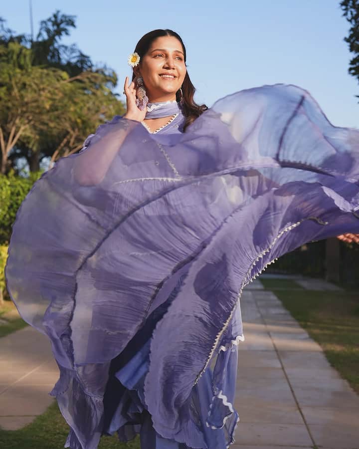 बता दें कि सपना चौधरी को असली फेम सलमान खान के शो बिग बॉस मिला. इसके बाद उनकी फैन फॉलोइंग में तगड़ा उछाल आया था.