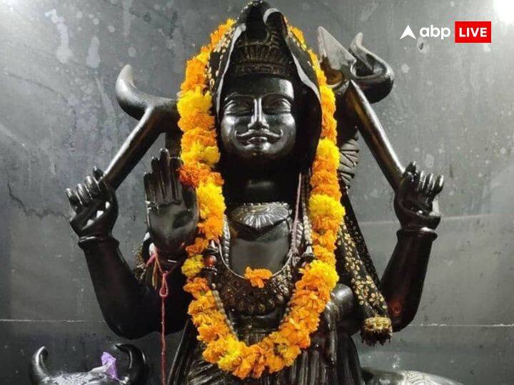 Today, worship Shani Dev on the day of Shani Amavasya. Avoid misbehaving with anyone on the day of today.