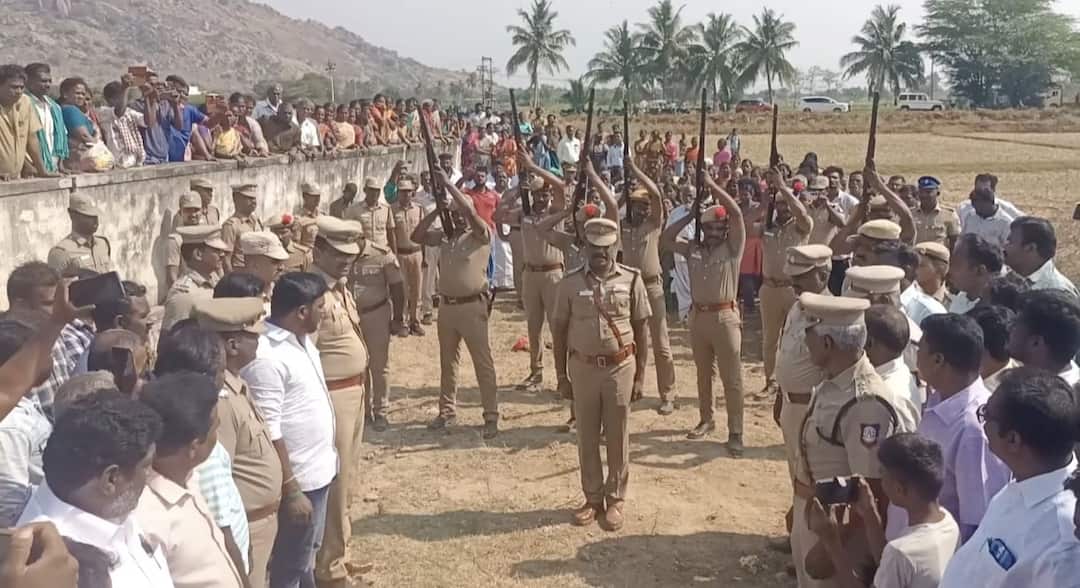 மதுரையில் கல்லால் அடித்து கொல்லப்பட்ட  காவலர் உடல் நல்லடக்கம்