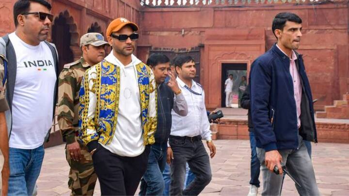 আয়েষা মুখোপাধ্যায়ের সঙ্গে অতীতে বিবাহবন্ধনে আবদ্ধ হলেও, ২০২৩ সালের অক্টোবরেই শিখর ও আয়েষার বিবাহবিচ্ছেদ হয়। বর্তমানে খাতায় কলমে তিনি সিঙ্গেল।