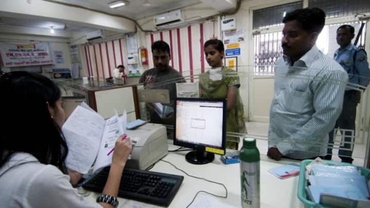 सबसे पहले तो आप बैंक के ऐसे कर्मचारियों की शाखा प्रबंधक से जाकर शिकायत कर सकते हैं. आप इसके लिए सीधे ब्रांच में शाखा प्रबंधक से मिल सकते हैं. या उसे कॉल या मेल के जरिए जानकारी दे सकते हैं.