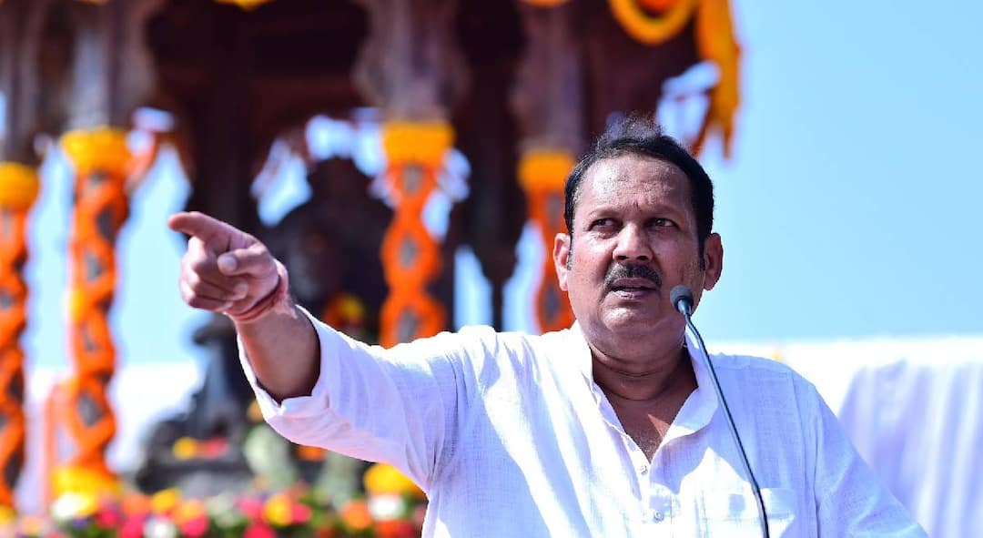 Udayanraje Bhosale : सरकार काय बोळ्याने दूध पितं का? शिवाजी महाराजांच्या अवमानाबाबत खासदार उदयनराजेंचा सरकारला घरचा आहेर MP Udayanraje s attack on the government regarding the Controversial statement to Chhatrapati Shivaji Maharaj Maharashtra politics marathi news Udayanraje Bhosale : सरकार काय बोळ्याने दूध पितं का? शिवाजी महाराजांच्या अवमानाबाबत खासदार उदयनराजेंचा सरकारला घरचा आहेर