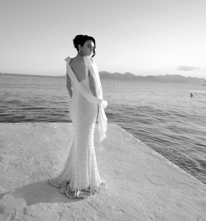 तिने  बँकेकडे स्वत:ची मालमत्ता गहाण ठेऊन कर्ज घेतलं होतं. ज्यात मुंबईतील एक फ्लॅट आणि शिमला येथील एक मालमत्ता होती. ज्याची एकूण किंमत 27.41 कोटी रुपये होती. नोव्हेंबर 2012 मध्ये त्यांना 11.40 कोटी रुपये बँकेत परत करायचे होते.