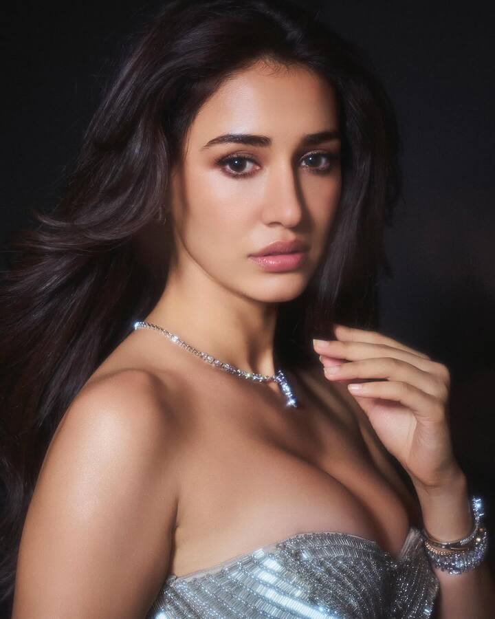 The beautiful bracelet in her hands and the Mallika of actress Husn was seen in the open hair. He posed fiercely in this look.