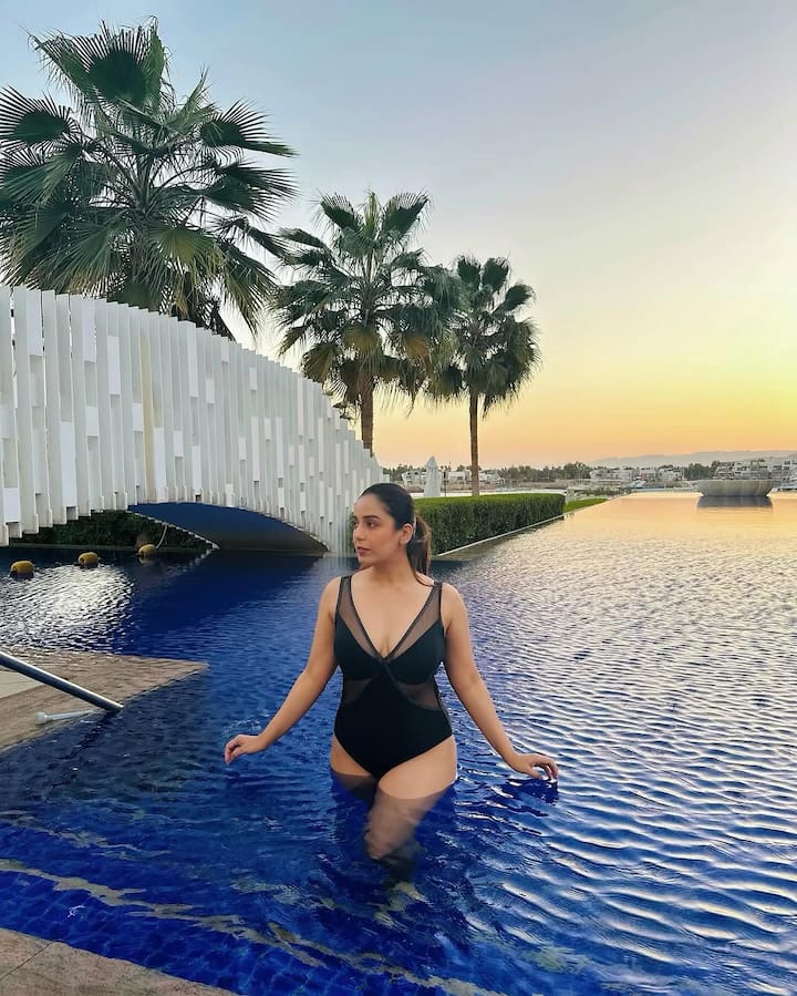 For a timeless, chic poolside moment, Srishty opted for a classic black monokini.
