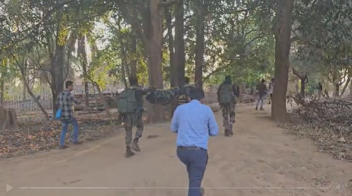 सुरक्षा दलाला लक्ष करीत लावलेल्या प्रेशर आयडी बॉम्बवर पाय पडल्याने मोहफूल वेचायला गेलेली एक महिला गंभीर जखमी झाल्याची माहिती पुढे आली आहे.