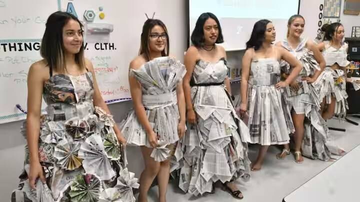 વાસ્તવમાં રાજાઓ અને બાદશાહોના સમયમાં અખબારો કપડાં પર છપાતા હતા, તેથી આજે પણ લોકો એ જ પરંપરા જાળવી રહ્યા છે.