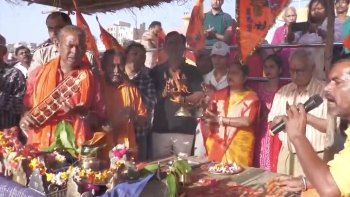 चैत्र नवरात्रि 2025 के पहले दिन दशाश्वमेध घाट पर आरती की गई.