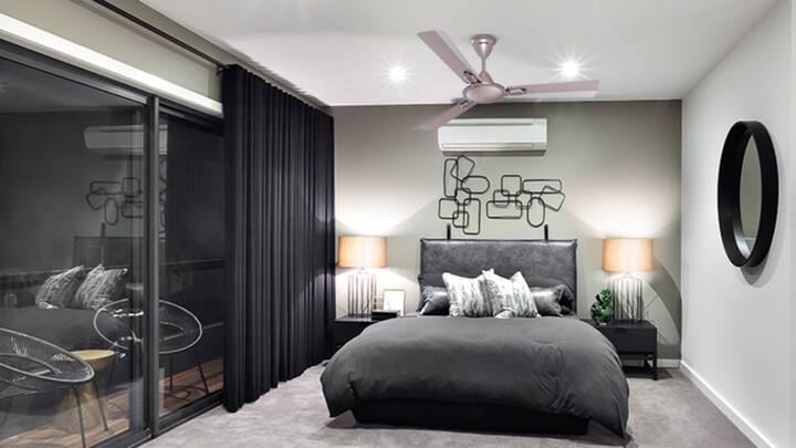 जब आप अपने कमरे में एसी का इस्तेमाल कर रहे हों. तो उसके साथ आप पंखा भी जरूर चलाएं. बता दें अगर आप बिना पंखा चलाए एसी चलाएंगे तो एसी कमरा को ठंडा करने में समय लेगी. वहीं आप एसी के साथ पंखा चलाएंगे तो पंखा एसी की हवा को पूरे कमरे में जल्दी फैला देगा.