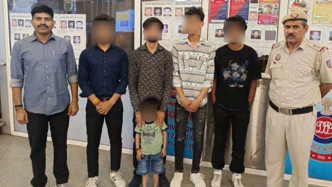 Delhi Metro police arrested 4 people for spreading panic by prank video at rajeev chowk kidnapping ann Delhi: सोशल मीडिया पर व्यूज के लिए प्रैंक पड़ा भारी! राजीव चौक के वायरल वीडियो का सच कर देगा हैरान