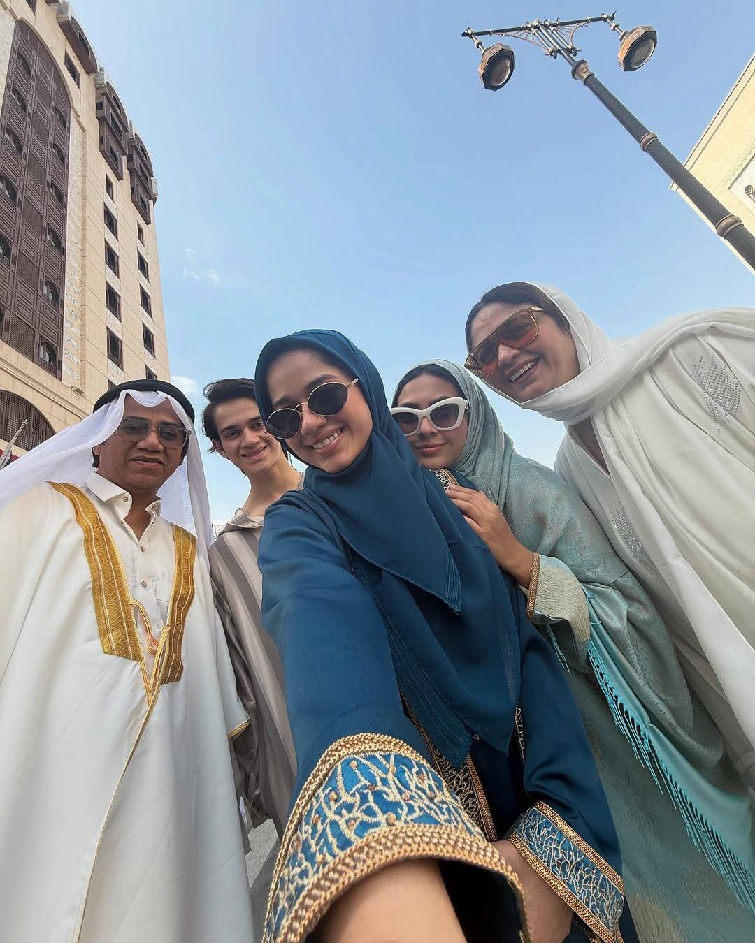 In these pictures, paradise is seen wearing Neela Abaya. His family and best friend Reem Sheikh are also seen with him in the photos.