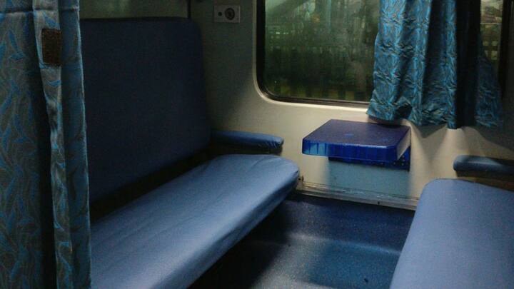 रेलवे के सफर में बहुत से लोग ट्रेन में रिजर्वेशन करवाकर चलते है. रिजर्वेशन में कंफर्म सीट मिलती है. लेकिन इसके लिए भी कुछ नियम तय किए गए है. जो रिजर्वेशन करवाने वाले यात्रियों के लिए लागू होते हैं.