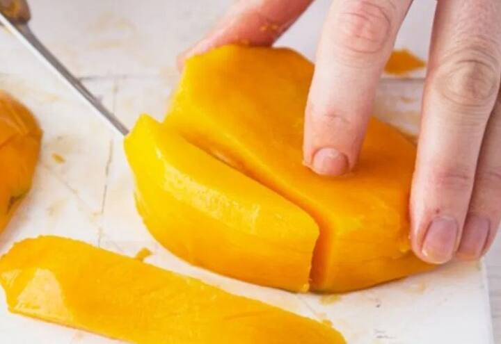 કેરીમાં જોવા મળતા ગ્લુટામાઈન એસિડ યાદશક્તિને તેજ બનાવવામાં મદદ કરે છે. જો તમારી યાદશક્તિ નબળી છે તો તમે તમારા આહારમાં કેરીનો સમાવેશ કરી શકો છો. દરરોજ કેરીના સેવનથી તમારી યાદશક્તિમાં ફેરફાર જોવા મળશે.