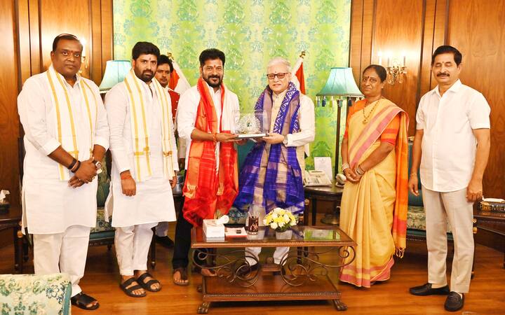 దేశంలోనే అత్యధికంగా వరి ఉత్పత్తి చేసిన రాష్ట్రాల్లో తెలంగాణ ముందుంజలో నిలిచిందని.. రైతులు పండించిన సన్న ధాన్యాన్ని పేదలకు అందించబోతున్నామని చెప్పారు. ఇది రాజకీయాలు చేసే సందర్భం కాదని.. ఆదాయం పెంచాలి, పేదలకు పెంచాలన్నది కాంగ్రెస్ ప్రభుత్వ విధానమని రేవంత్ రెడ్డి స్పష్టం చేశారు.