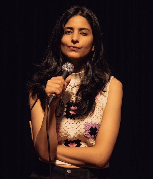 सदर व्हायरल होणाऱ्या व्हिडीओमध्ये स्वाती सचदेवाने व्हायब्रेटरचा उल्लेख केला असून त्या विनोदाचा संबंध तिच्या आईशी तिने जोडला आहे. त्यामुळे कॉमेडीच्या नावाखाली अश्लीलता पसरवल्याचा आरोप स्वाती सचदेवावर करण्यात येत आहे.