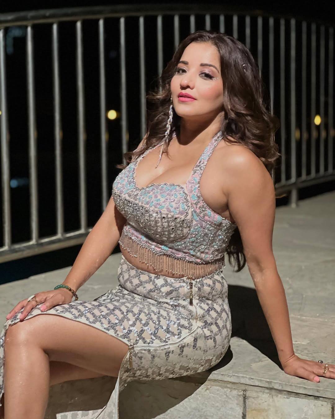 Let me tell you that along with being the top actress of Bhojpuri cinema, Monalisa is also a famous name in the TV world. Which has worked in many hit shows so far.