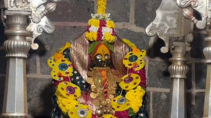 तुळजाभवानी मातेचे मुख्य पुजारी महंत तुकोजी बुवा,वाकोजी बुवा यासह पुजारी भक्तांच्या उपस्थितीत गुढी उभारून देवीला साखरेचा हार अर्पण केला. तुळजाभवानीचे दर्शन घेण्यासाठी भाविकांनी मोठ्या प्रमाणात गर्दी केली होती.