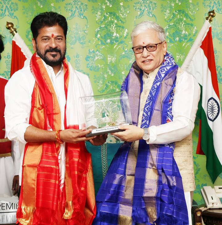 తెలంగాణ గవర్నర్ జిష్ణుదేవ్ వర్మతో సీఎం రేవంత్ రెడ్డి భేటీ అయ్యారు. మంత్రి కొండా సురేఖ, ఎంపీ అనిల్ కుమార్ యాదవ్, సీఎం సలహాదారు వేం నరేందర్ రెడ్డిలతో కలిసి వెళ్లి గవర్నర్ కు ఉగాది శుభాకాంక్షలు తెలిపారు.