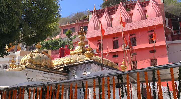 श्री चामुंडा नंदीकेश्वर धाम, श्री बज्रेश्वरी देवी मंदिर कांगड़ा श्री ज्वालामुखी मंदिरों, नैना देवी बिलासपुर और चिंतपूर्णी ऊना में सुबह से ही श्रद्धालुओं की लंबी-लंबी कतारें लगना शुरू हो गई हैं.