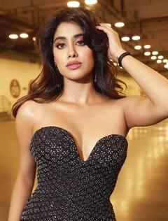 జాన్వీ కపూర్ లాక్మే ఫ్యాషన్ లుక్స్.. చూస్తే మతిపోవాల్సిందే