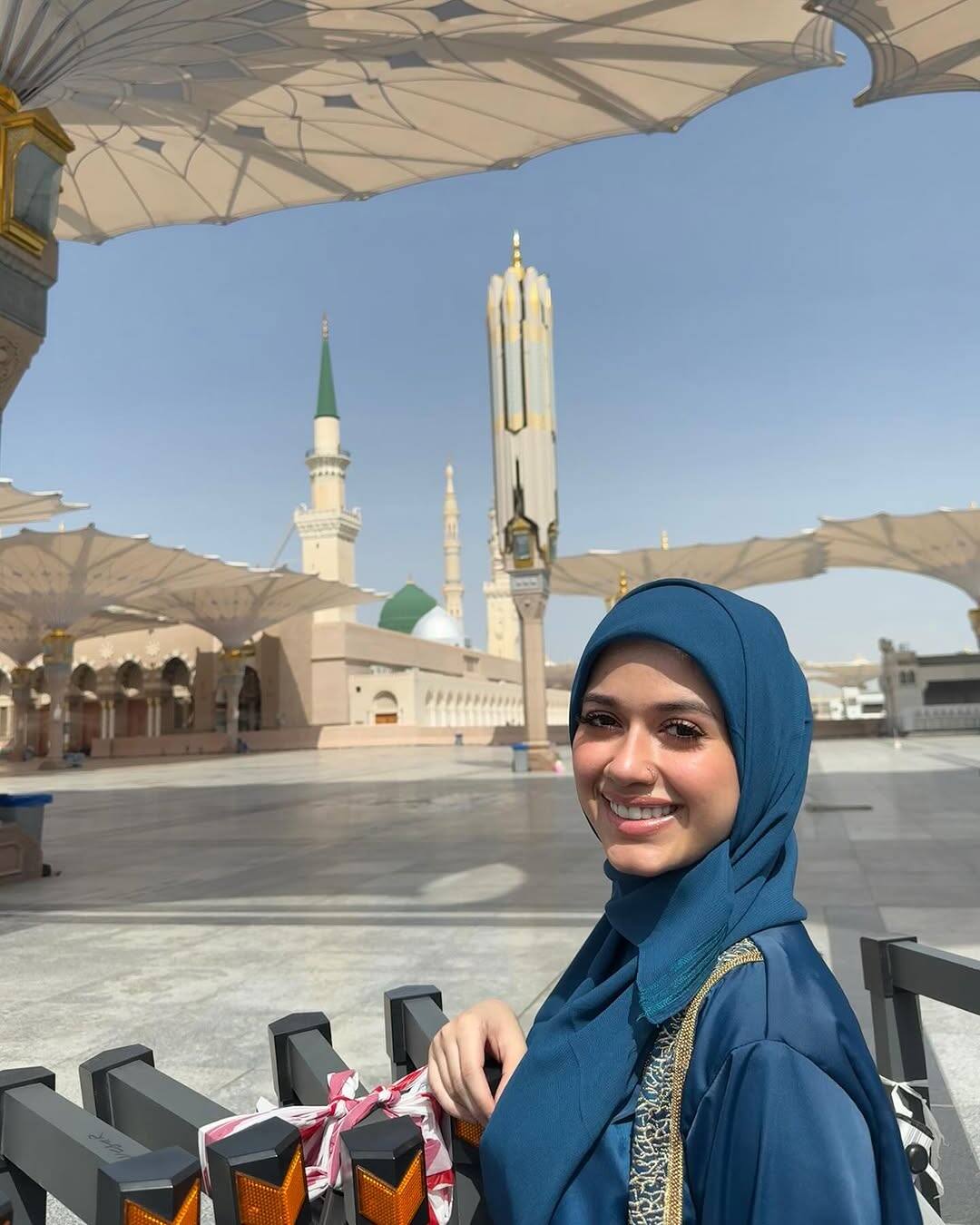 Jannat Zubair shared these pictures on his Instagram account. In the pictures, actress is seen celebrating Eid festival in Mecca.