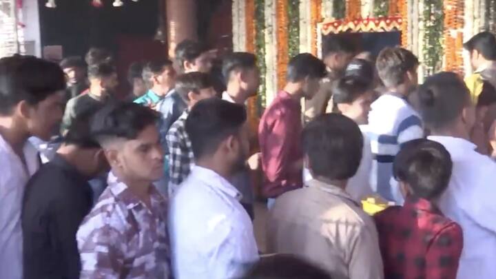 चैत्र नवरात्रि के पहले दिन वाराणसी में श्रद्धालु अष्टभुजा माता मंदिर में पूजा-अर्चना के लिए पहुंच रहे हैं.