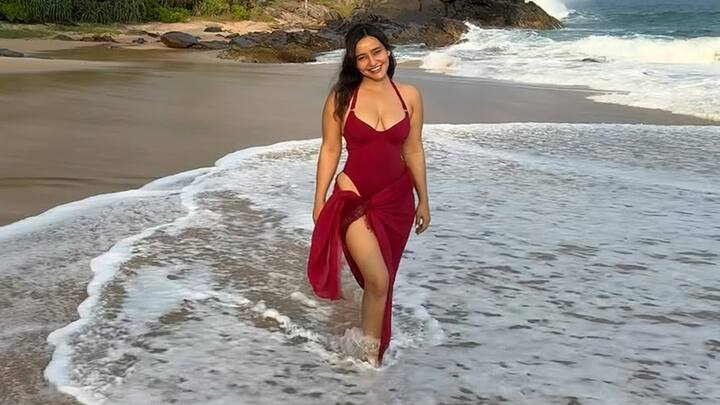 Neha Sharma Latest Pics: બી-ટાઉન અભિનેત્રી નેહા શર્મા અવારનવાર પોતાની સુંદરતાની ઝલક બતાવતી જોવા મળે છે. આવી સ્થિતિમાં નેહાની લેટેસ્ટ તસવીરોએ પણ સોશિયલ મીડિયા પર વાયરલ થઈ રહી છે.