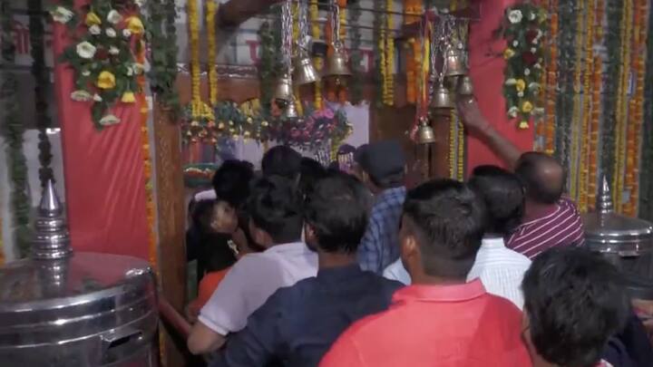 Chaitra Navratri 2025: आज से चैत्र नवरात्रि उत्सव की शुरुआत हो गई. आज से नौ दिनों तक लोग मां दुर्गा के नौ रुपों की अराधना करेंगे. इस अवसर पर मंदिर में श्रद्धालुओं की भीड़ उमड़ पड़ी है.