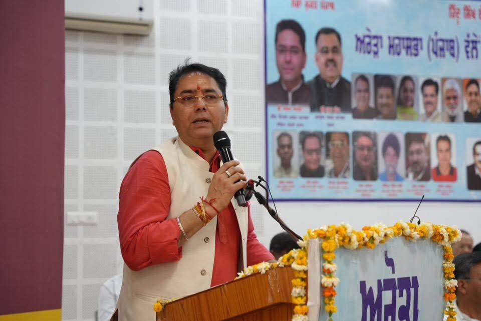 Cabinet Minister Aman Arora Addresses Pariwar Milni Program of Arora Community in Hoshiarpur ਸਾਡੀ ਏਕਤਾ ਹੀ ਸਾਡੀ ਤਾਕਤ, ਮੈਂ ਆਪਣੀ ਕਾਮਯਾਬੀ ਦਾ ਸਿਹਰਾ ਆਪਣੇ ਭਾਈਚਾਰੇ ਨੂੰ ਦਿੰਦਾ ਹਾਂ, ਅਮਨ ਅਰੋੜਾ ਨੇ ਆਪਣੇ ਭਾਈਚਾਰੇ ਨਾਲ ਕੀਤੀ 'ਪਰਿਵਾਰ ਮਿਲਨੀ'